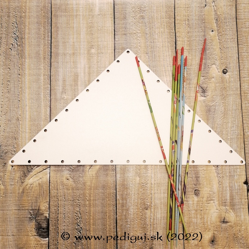 Trojuholník 28 x 28 cm papierové pletenie, počet dierok 36