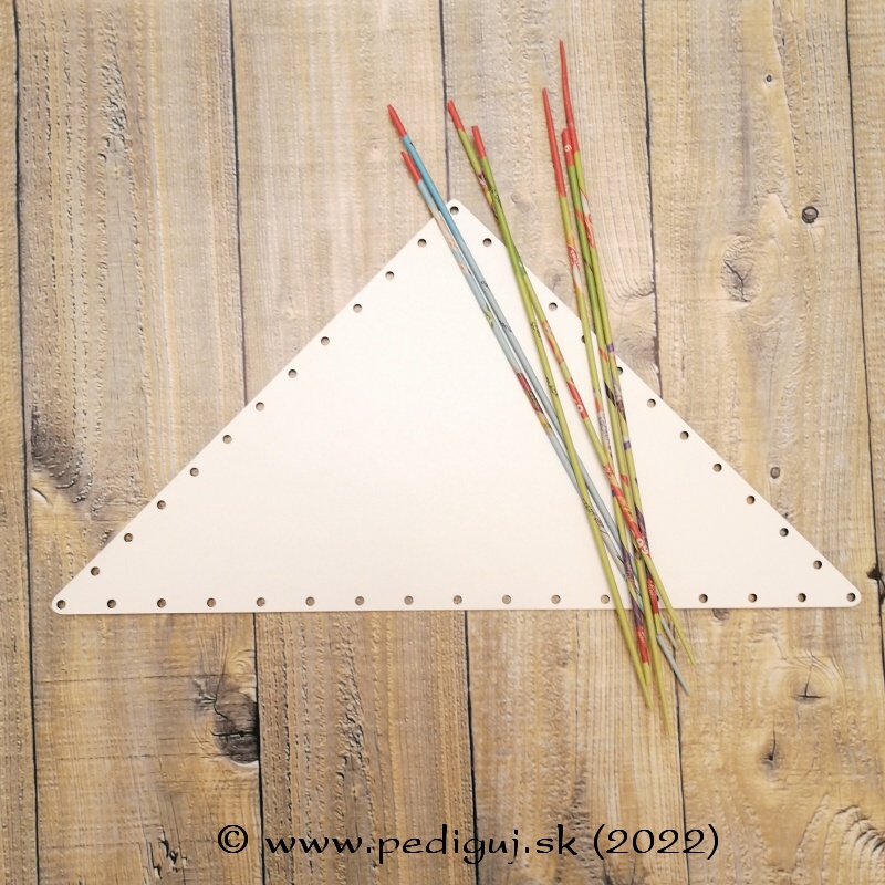Trojuholník 30 x 30 cm papierové pletenie, počet dierok 40